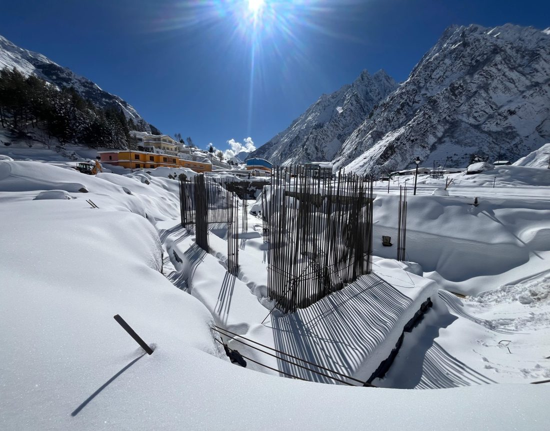 Kedarnath: building between snowfalls at 3,583 m