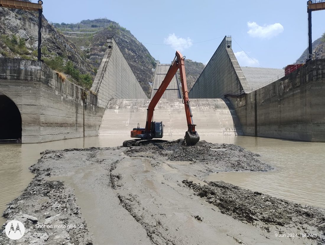 Excavator below the Tehri spillway